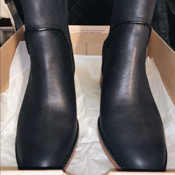 UGG Leather Annie Ankle Boot - Picture 2 of 8